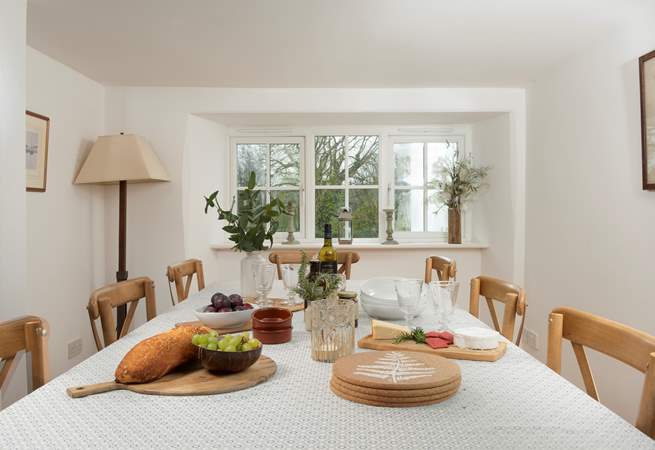 Overlooking the garden, you are sure to spend many sociable hours around the table.