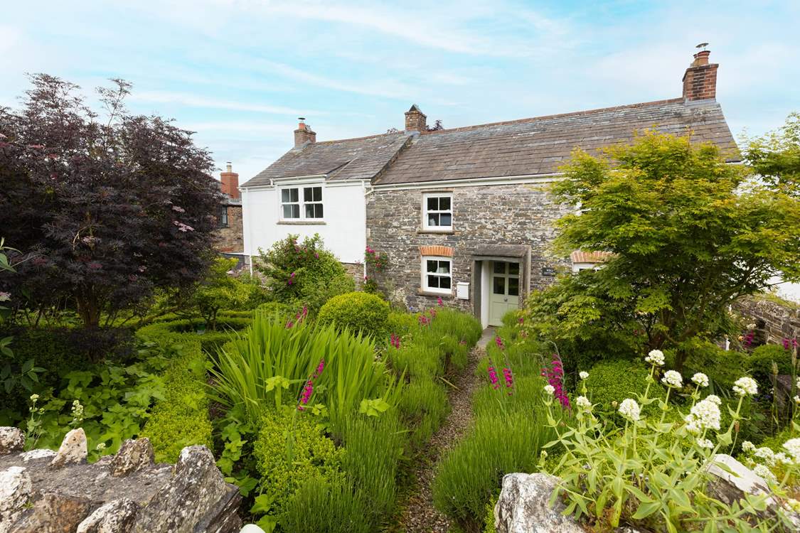 Welcome to the stunning Well Cottage. This charming detached cottage is the perfect retreat for a wonderful holiday in north Cornwall.