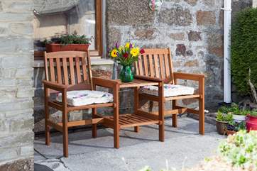 You can feel a world away from anywhere here, but you’re only a mile from the bustling market town of Redruth so near to shops, restaurants and entertainment venues should you want them.