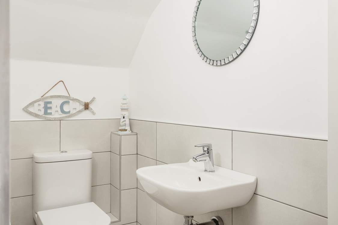 A convenient cloakroom with WC is located on the ground floor.