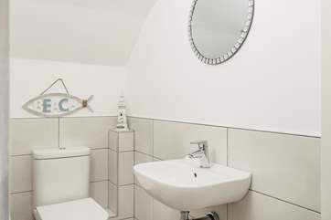 A convenient cloakroom with WC is located on the ground floor.