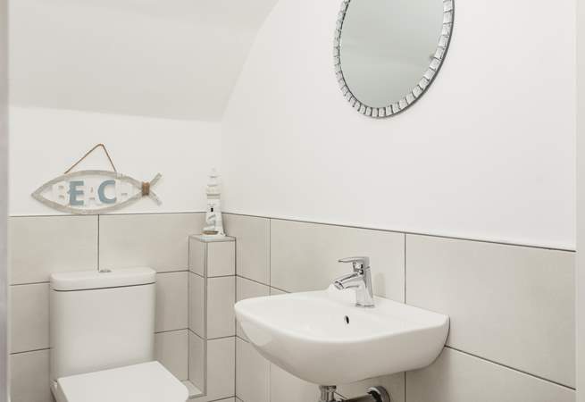 A convenient cloakroom with WC is located on the ground floor. 