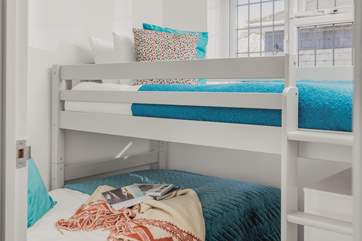 The lovely bunk room , it is a little bijoux but super cute!