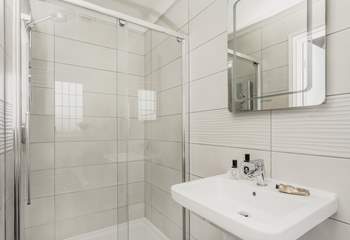 The rather fabulous en suite shower-room. 