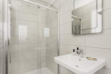 The rather fabulous en suite shower-room.
