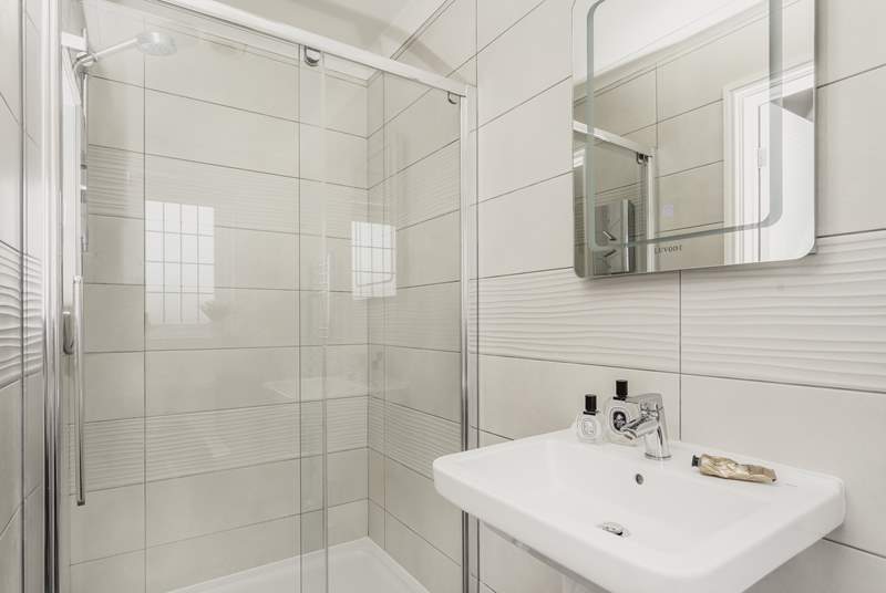 The rather fabulous en suite shower-room. 