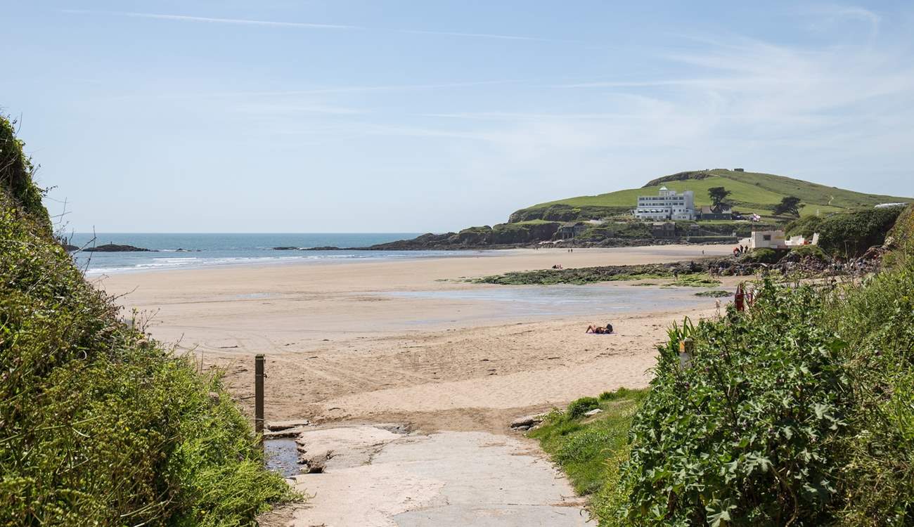 A short car journey and you will arrive at Bigbury-on-Sea, a beach that will not fail to impress. 