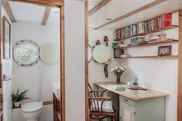 Separate toilet from the main bedroom's en suite.