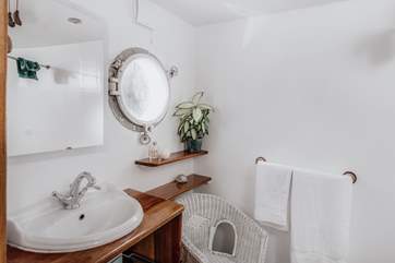The main bedroom's en suite shower-room.