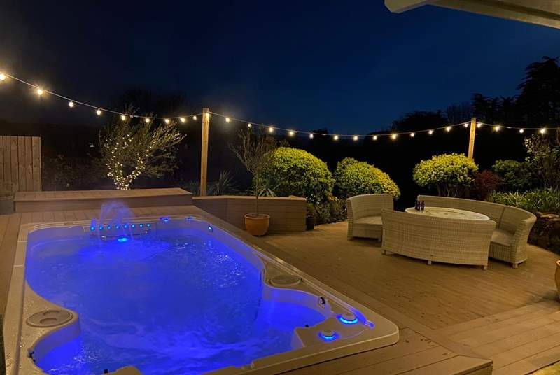 The outside area also benefits from feature electric lights that really creates a special area for you all to enjoy at the end of the day.