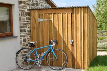 The handy lockable bike shed!