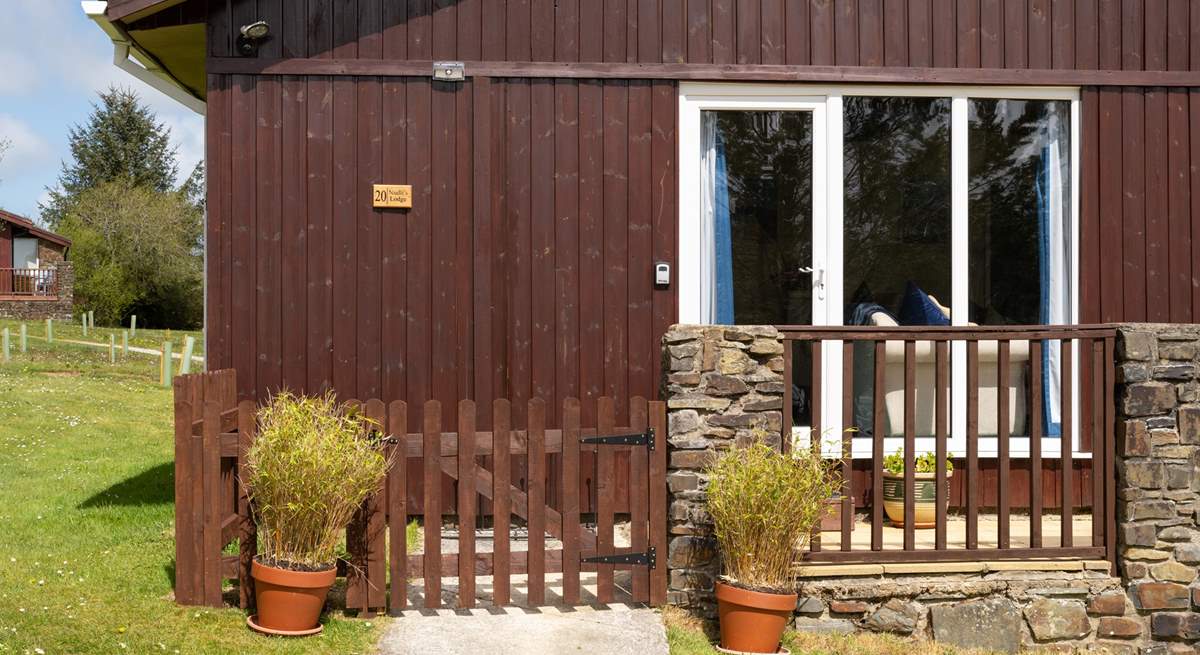 Nudli's Lodge offers a warm welcome and has a fully enclosed decking-area, there are two steps up into the lodge.