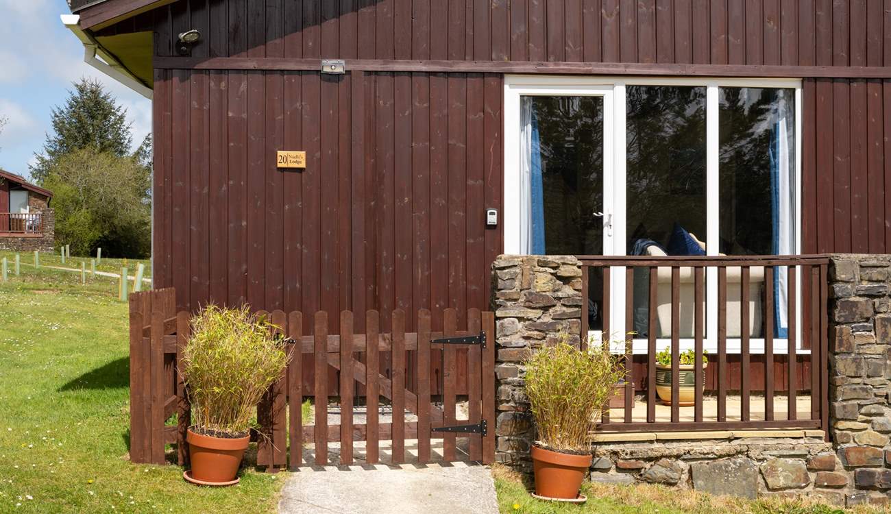 Nudli's Lodge offers a warm welcome and has a fully enclosed decking-area, there are two steps up into the lodge.