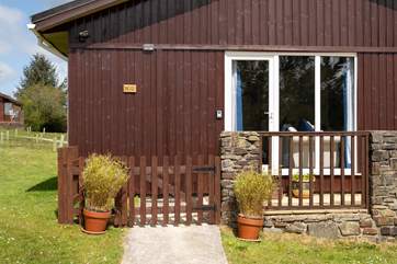 Nudli's Lodge offers a warm welcome and has a fully enclosed decking-area, there are two steps up into the lodge.