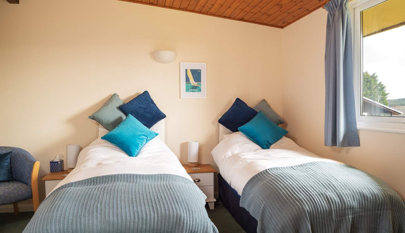 The twin bedroom has the option of the 2'6'' twins being made up as a king-size double if preferred.