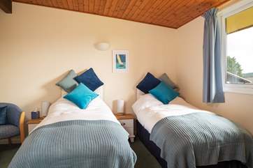 The twin bedroom has the option of the 2'6'' twins being made up as a king-size double if preferred.