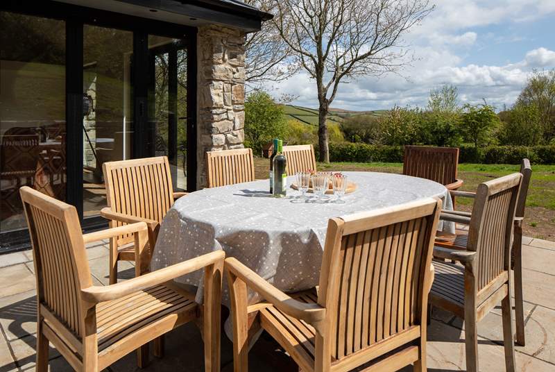 Such a fabulous environment to dine in. Spark up the barbecue, fill your glasses and truly relax in this tranquil setting.