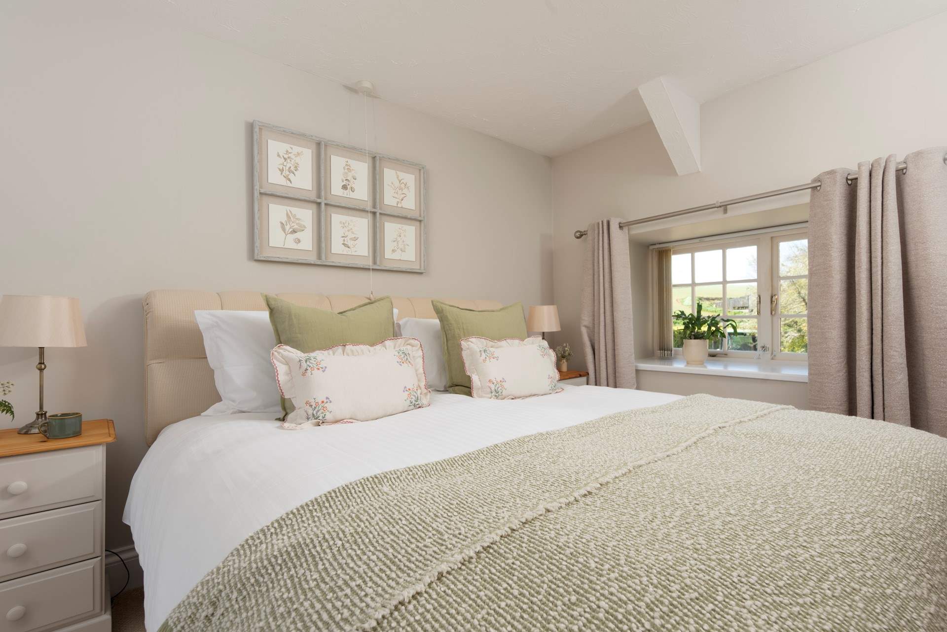 Dual aspect - it shows countryside views on either side.