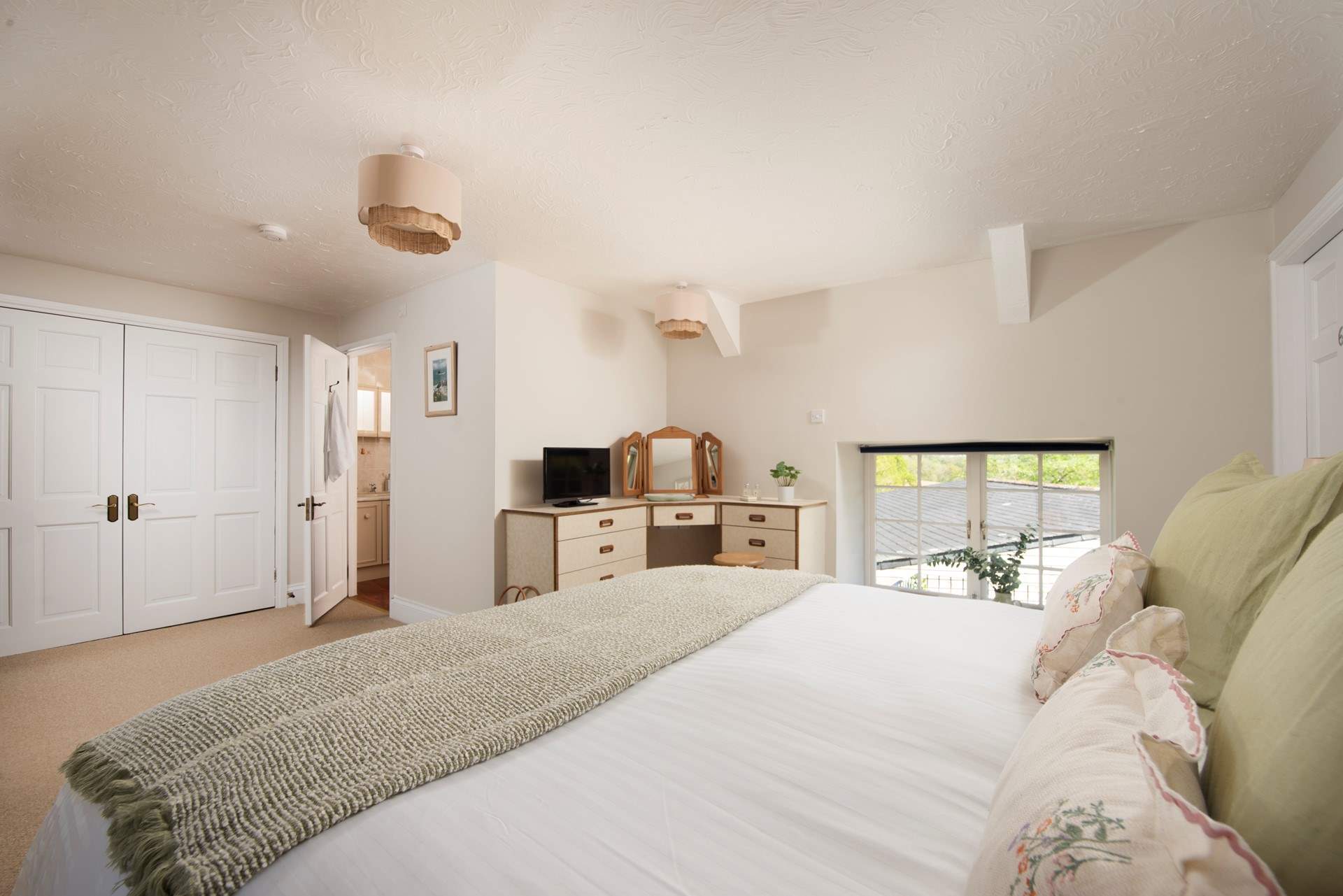 It also has the benefit of an ensuite shower room.