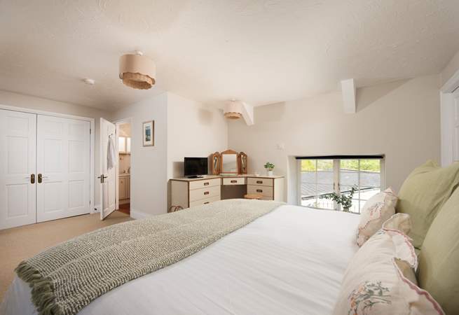 It also has the benefit of an ensuite shower room.
