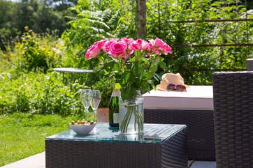 Enjoy pre-dinner drinks and nibbles.