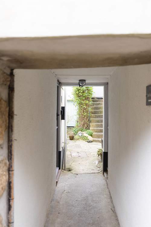 The entrance to Potters Cottage is nestled between two other cottages, so traditional of Mousehole.