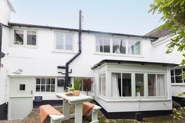Potters Cottage is a 3 bedroom, dog friendly cottage near the beach in Mousehole.