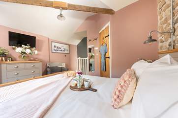 How perfect is this bedroom? Drawers for your holiday belongings and the bathroom behind the door.