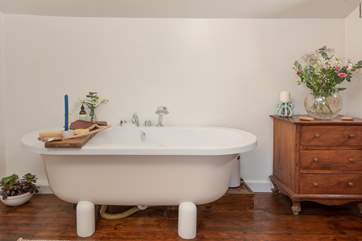 The gorgeous bathroom.