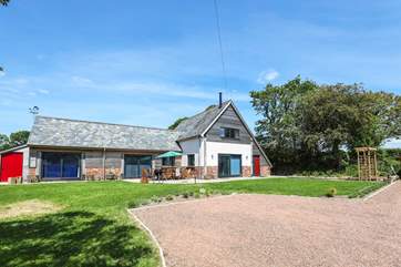 With ample parking and wrap-around gardens, Walnut Barn is a simply splendid holiday retreat.