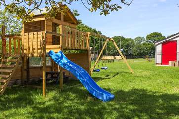 The children will want to spend every moment outside playing on this fantastic climbing frame.