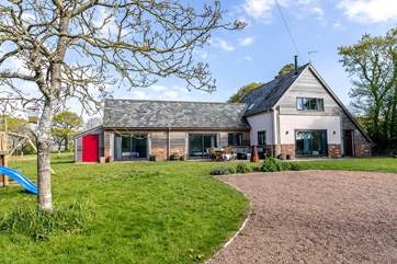 With ample parking and wrap-around gardens, Walnut Barn is a simply splendid holiday retreat.