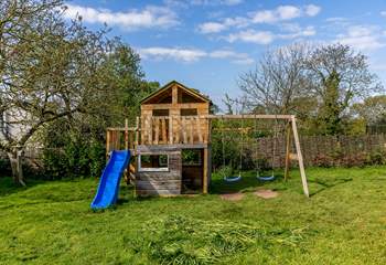 The children will want to spend every moment outside playing on this fantastic climbing frame.