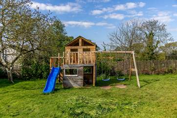 The children will want to spend every moment outside playing on this fantastic climbing frame.