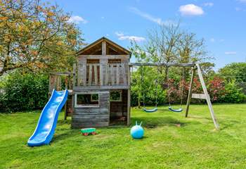 The children will want to spend every moment outside playing on this fantastic climbing frame.