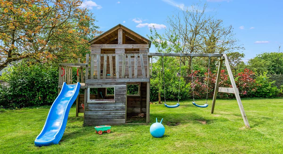 The children will want to spend every moment outside playing on this fantastic climbing frame.