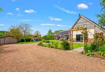 With ample parking and wrap-around gardens, Walnut Barn is a simply splendid holiday retreat.