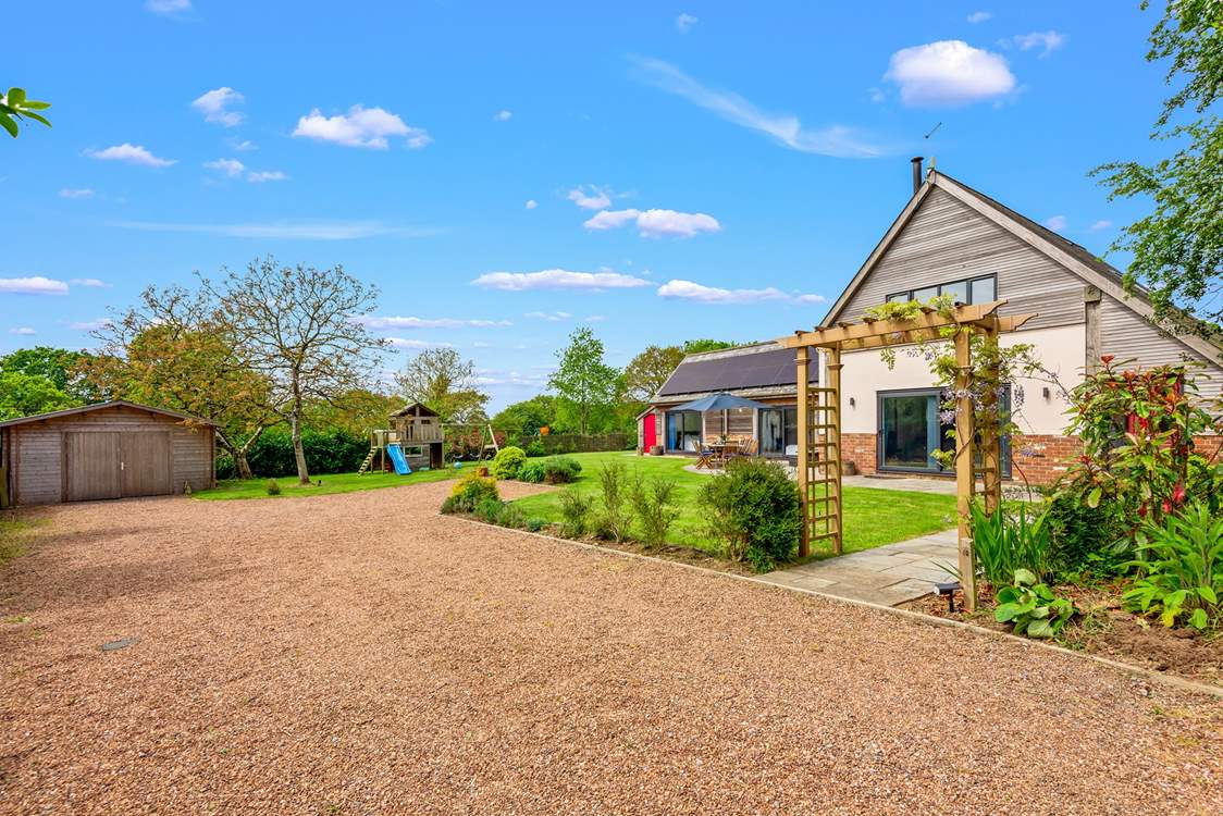 With ample parking and wrap-around gardens, Walnut Barn is a simply splendid holiday retreat.