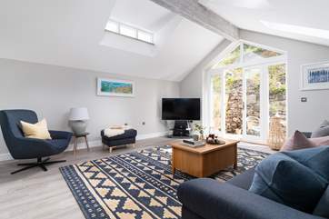 The beautifully light living-room.