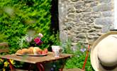 Al fresco dining, it's what holidays are made for. - Thumbnail Image