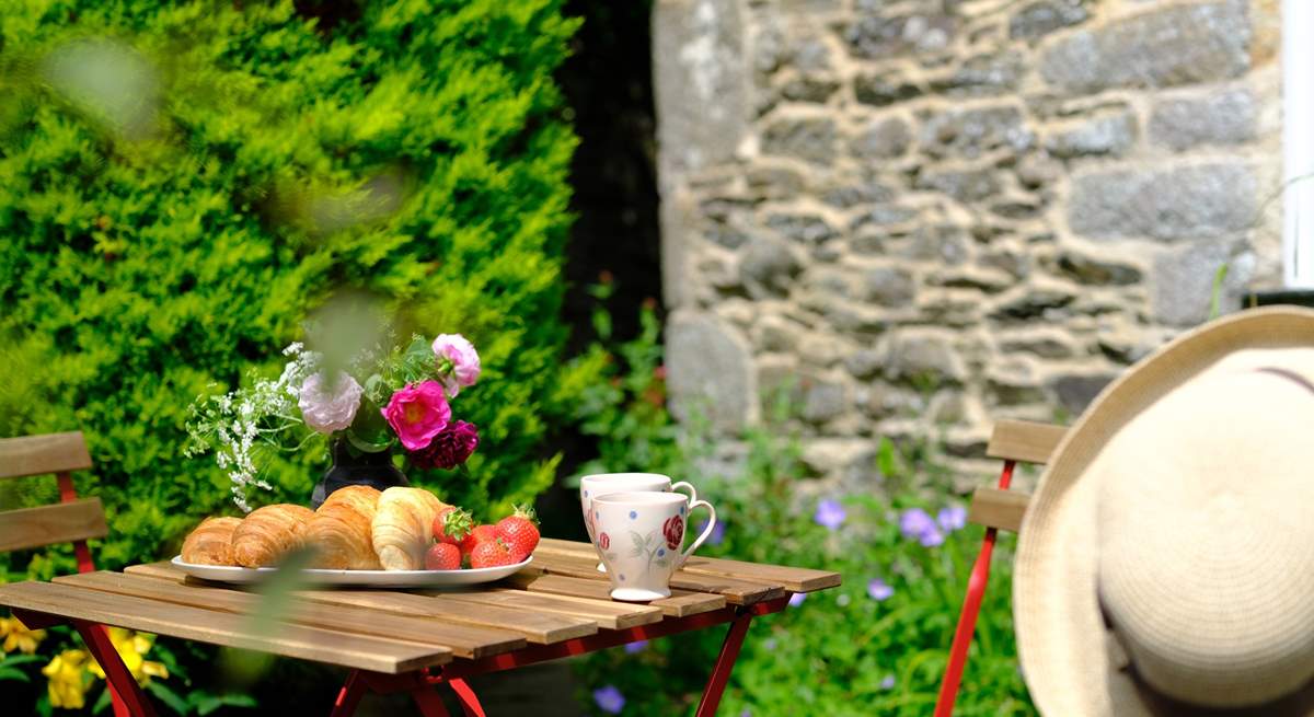 Al fresco dining, it's what holidays are made for.