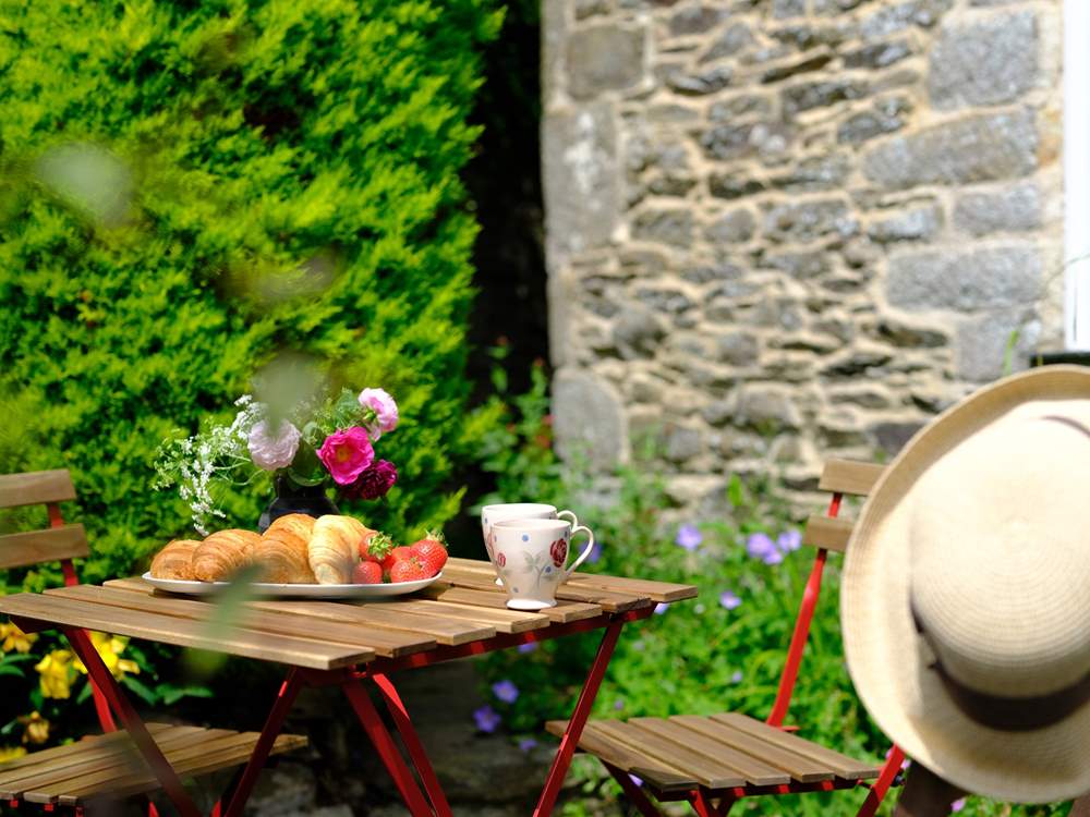 Al fresco dining, it's what holidays are made for.