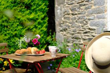 Al fresco dining, it's what holidays are made for.