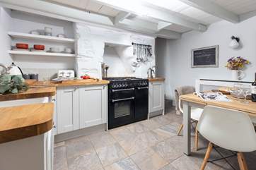 Ideal for sociable dining, cook up a feast whilst chatting to your fellow guests at the table.