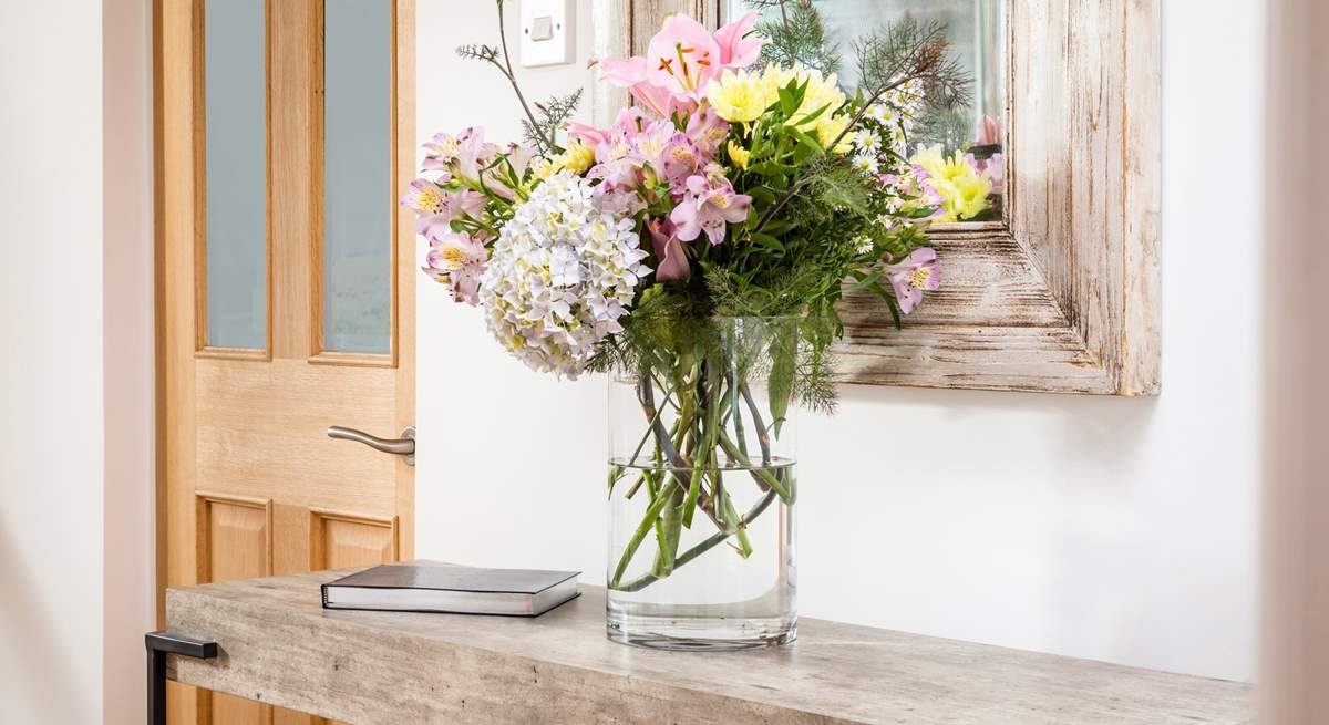 The pretty entrance hall with a lovely guest book for tips and reviews. 