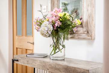 The pretty entrance hall with a lovely guest book for tips and reviews.