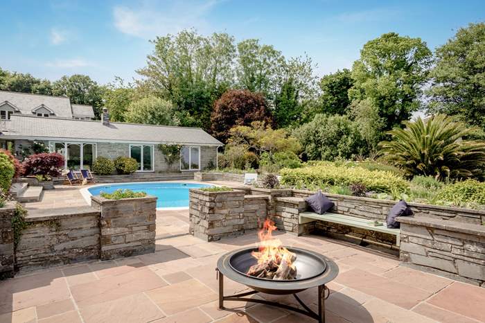 Marnylunn is a 4 bedroom, dog friendly cottage with sea views near Helford.
