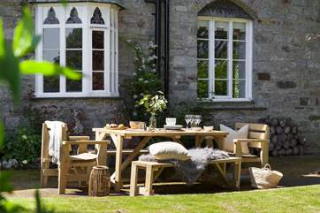 Al fresco dining in the garden? Yes please!