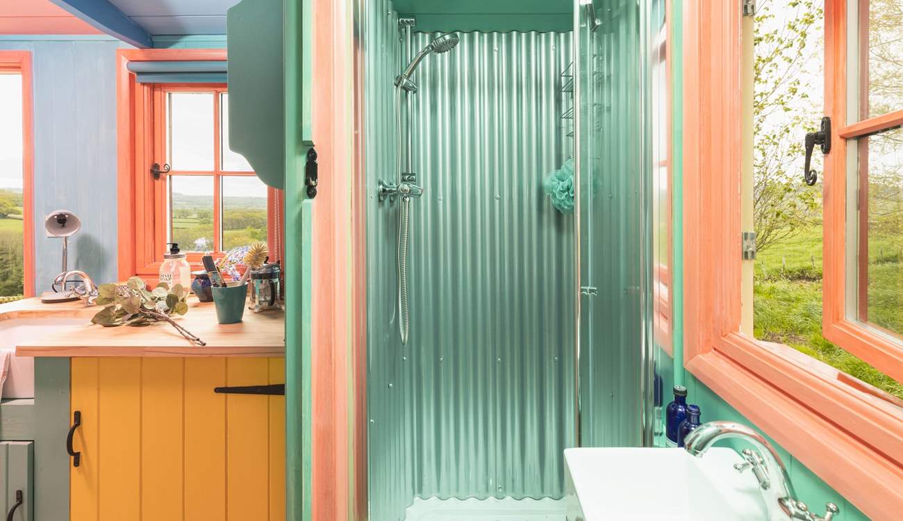 The shower room is perfectly equipped. 