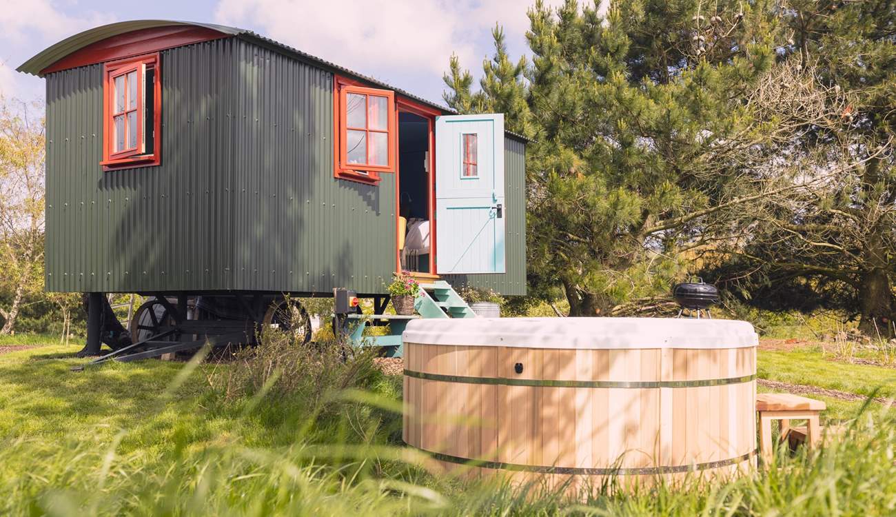 Enjoy romantic evenings from the warmth of the hot tub. 